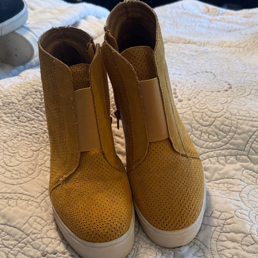 Soda Mustard Yellow Wedges